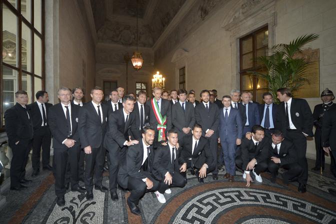 Foto ricordo con la Juve per il sindaco di Torino. LaPresse